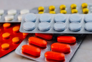 Paket yakın çekimde grip hapları. Soğuk algınlığı, antidepresanlar, antibiyotikler, vitamin hapları tedavi kavramı