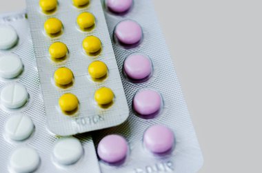Paket yakın çekimde grip hapları. Soğuk algınlığı, antidepresanlar, antibiyotikler, vitamin hapları tedavi kavramı