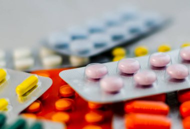 Paket yakın çekimde grip hapları. Soğuk algınlığı, antidepresanlar, antibiyotikler, vitamin hapları tedavi kavramı.