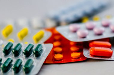 Paket yakın çekimde grip hapları. Soğuk algınlığı, antidepresanlar, antibiyotikler, vitamin hapları tedavi kavramı.