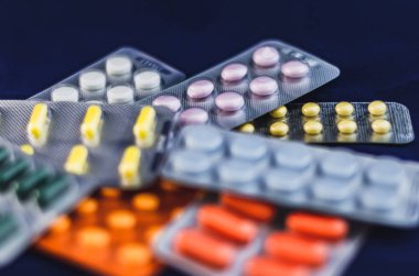 Paket yakın çekimde grip hapları. Soğuk algınlığı, antidepresanlar, antibiyotikler, vitamin hapları tedavi kavramı.