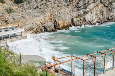 Kırım Cumhuriyeti Yalta yakınlarındaki Karadeniz kıyıları ve kayalıkları