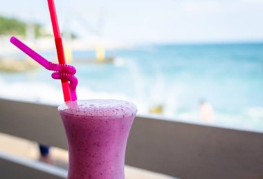 Gün batımında sahilde duran adam.