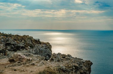Gün batımında sahilde duran adam.