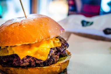 Sulu ve güçlü burger sığır eti, peynir, sebze ve trüf sosu iki pirzola ile