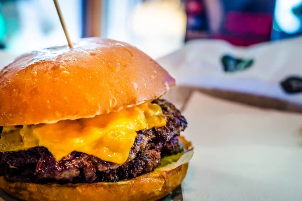 Sulu ve güçlü burger sığır eti, peynir, sebze ve trüf sosu iki pirzola ile