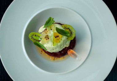 Lokantada konyaklı çikolatalı pasta. Kek bir sufle kivi, nane yaprağı ve meyve reçeliyle süslenmiş..