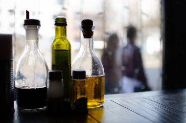 Pizza ve makarna için soslar ve yağlar ile Şişeler, restoranda masada duran