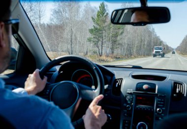 güneş gözlüğü adam bir aynada yansıması ile bir araba sürüş