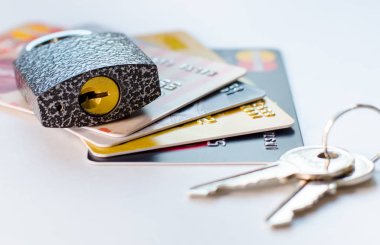 Bloke edilmiş bir banka kartı. Kredi kartı hesabı bloke edildi. Kartüzerinde işlem yapmak mümkün değildir. Zincirde ve kilit altında kredi kartları ve anahtar