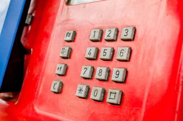 Uma cabine telefónica na rua. Telefone botão vermelho ao longo da estrada para chamadas — Fotografia de Stock