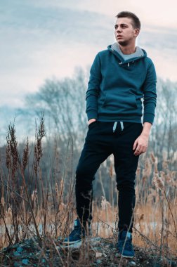 Gökyüzüne karşı duran genç adam