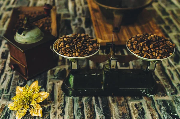 Granos de café en viejas escamas vintage. molinillo de café manual — Foto de Stock