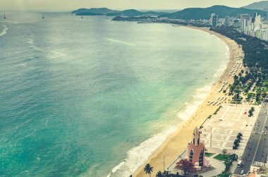 Binanın gözlem güvertesinden denize ve plaja görünüm