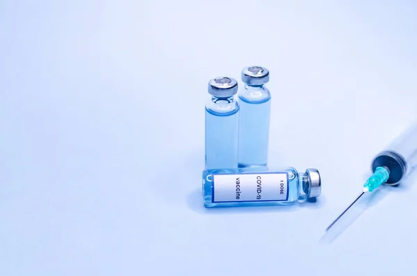 Coronavirus Vaccin Injektionsflaskor Glas Med Spruta Blå Bakgrund — Stockfoto
