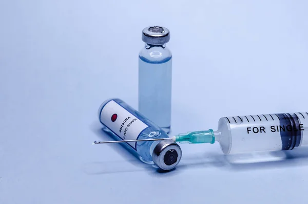 Coronavirus Vaccin Injektionsflaskor Glas Med Spruta Blå Bakgrund — Stockfoto