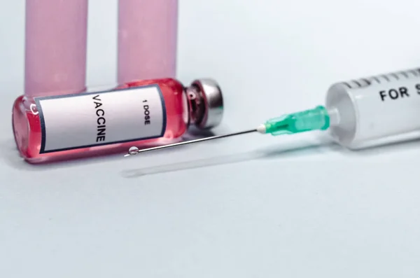 Spruta Med Nål Och Dos Vaccin Inuti Vaccin Glasflaskor Vit — Stockfoto