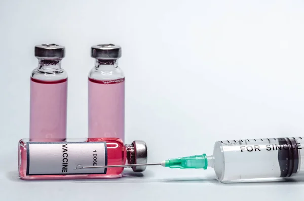 Spruta Med Nål Och Dos Vaccin Inuti Vaccin Glasflaskor Vit — Stockfoto