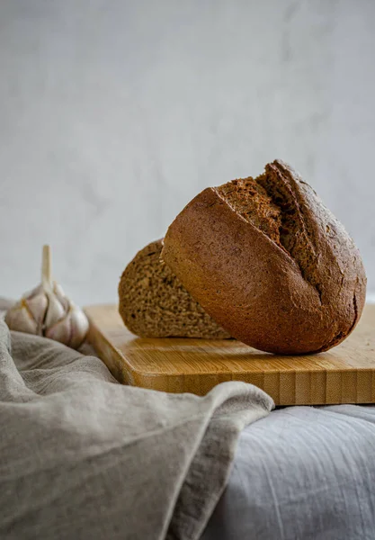 Loaf Rye Bread Table Fabric Sliced Bread Wooden Board — Stock Photo, Image