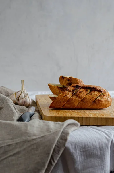 Tahtaya Sarımsaklı Bir Somun Beyaz Ekmek Dilimlenmiş Beyaz Ekmek — Stok fotoğraf