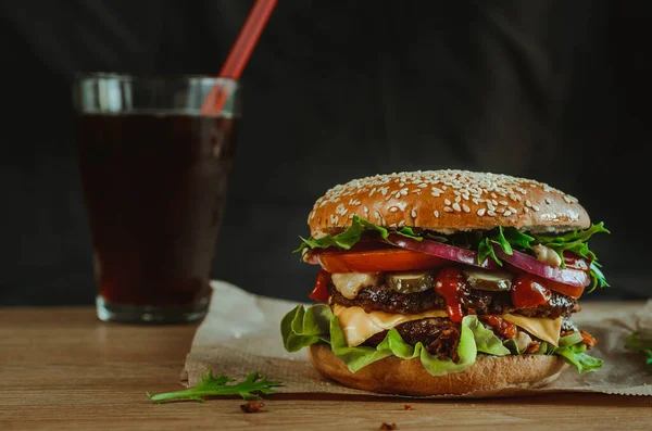 ゴマ入りのパンに牛肉と野菜のジューシーな強力なバーガー — ストック写真
