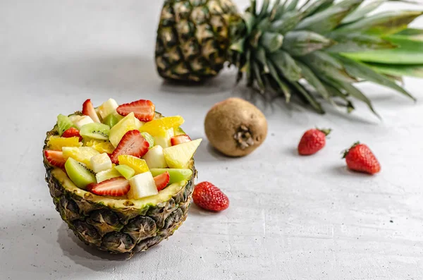 Ananaslı meyve salatası ve farklı meyveler.