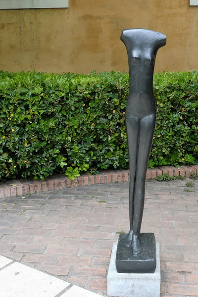 Benátky, Itálie 05/03/2019nbronzová socha "Walkin ženy" od alb — Stock fotografie