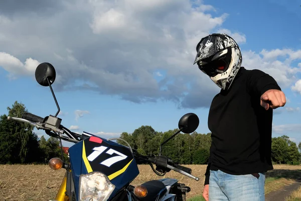 Mann mit Motorrad im Helm zeigt Zeigefinger — Stockfoto