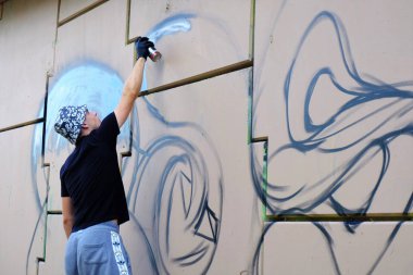  Lublin, Polonya 08/04/2019 grafiti sanatçısı boyama sırasında stree