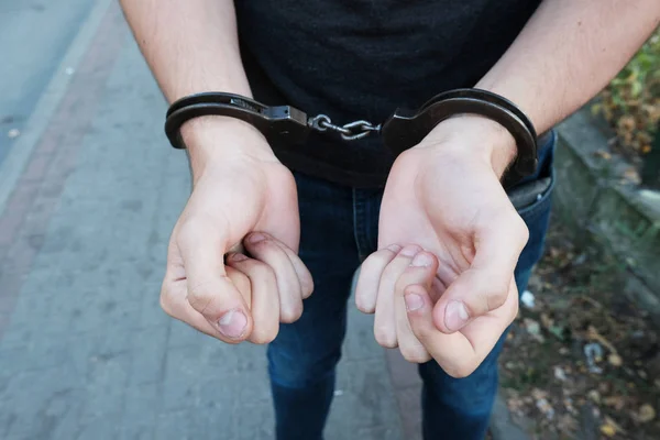 bileklerine hnadcuffs giyen genç adam