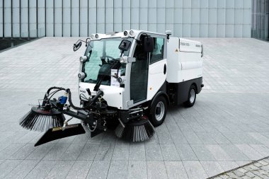 Tam elektrikli mini yol süpürme aracı.