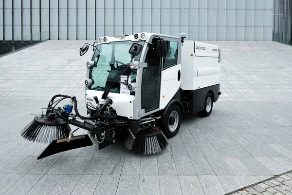 Tam elektrikli mini yol süpürme aracı.