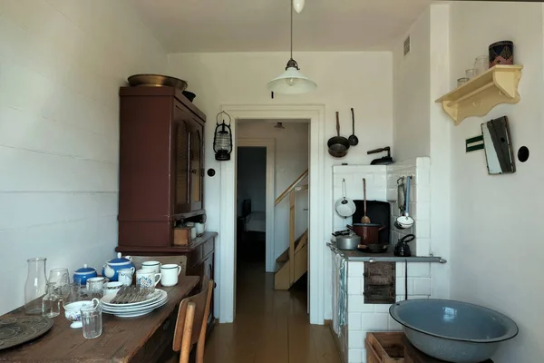 Interior de la antigua cocina típica de Europa del Este en un provincial —  Fotos de Stock