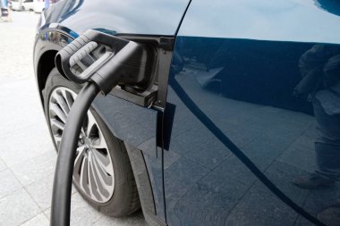 % 100 şarj edilmiş elektrikli araba.