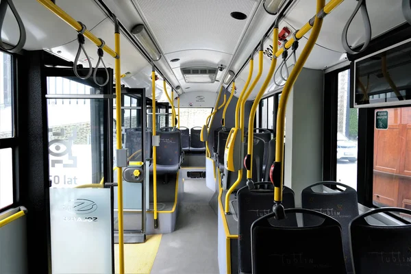 Elektrik enerjisiyle çalışan çevre dostu kamu otobüsünün içi