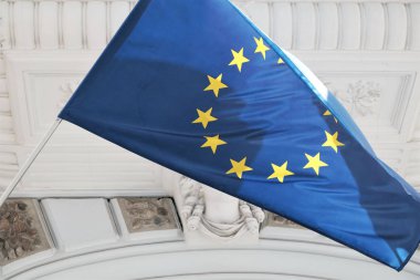 Polonya 'nın Lodz kentindeki belediye binasının önünde Avrupa Birliği bayrağı dalgalanıyor