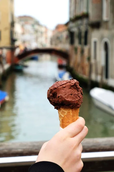 Jedzenie tradycyjnych lodów włoskich (gelato) na moście przez c — Zdjęcie stockowe