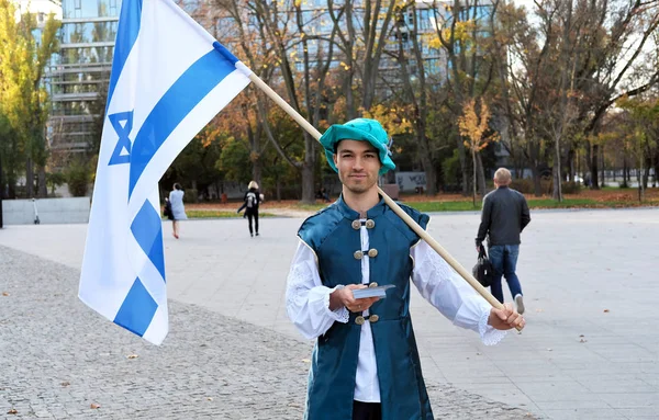 Homem vestindo roupas renascentistas e segurando bandeira judaica israelense — Fotografia de Stock