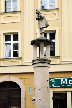 18 Ağustos 2020 Klodzko, Polonya. Kasabanın merkezinde bir hırsızın figürünün bulunduğu tarihi taş heykeli.