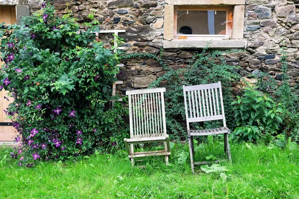 Два Выветрившихся Кресла Шерсти Стоят Заросшем Саду Пределами Старого Каменного — стоковое фото