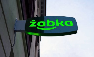  Zabka köşesi konforu, alışveriş logosu. Zabka, Polonya 'da her yerde kolayca ulaşılabilen büyük bir market zinciri.