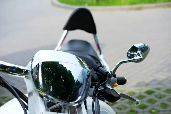 Nahaufnahme Eines Klassischen Motorradlenkers Mit Verchromtem Scheinwerfer Und Spiegel — Stockfoto