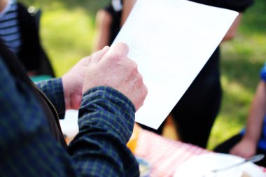 Kız kardeşinin doğum günü partisinde yaptığı yıldönümü konuşmasının yazılı olduğu bir kağıt parçasını elinde tutuyor.