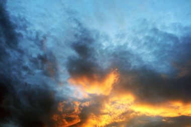 Karanlık, fırtınalı, dramatik gökyüzü gün batımında. Arkaplan.