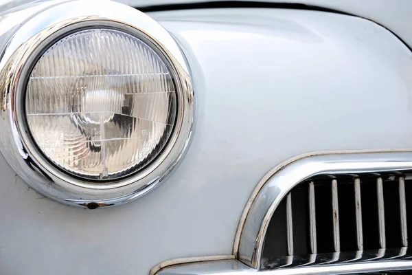 Fotokopi alanı olan klasik bir arabanın ön farının yakın çekimi..
