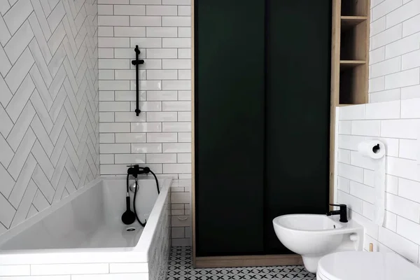 Lavabo Baño Blanco Moderno Con Grifo Negro Azulejos Piso Blanco —  Fotos de Stock