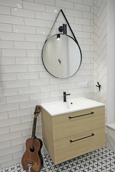 Lavabo Baño Blanco Moderno Con Grifo Negro Espejo Redondo Azulejos —  Fotos de Stock