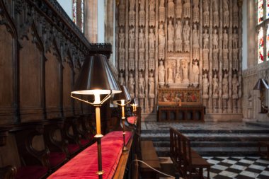 Oxford, İngiltere 09 Temmuz 2025 Tüm Ruh Koleji iç mimarisi sunağın arkasına oyulmuş ortaçağ yeniden derlemeleri