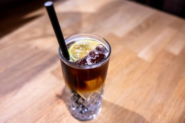 Bir restoranda servis edilen soğuk ve ferahlatıcı bir espresso bardağı.