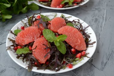  Greyfurt, otlar ve nar ile diyet salata. Gurme yemekler.